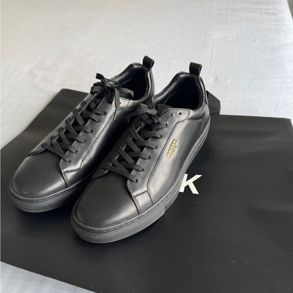 RUDSAK Black Sneakers Minimalist Design